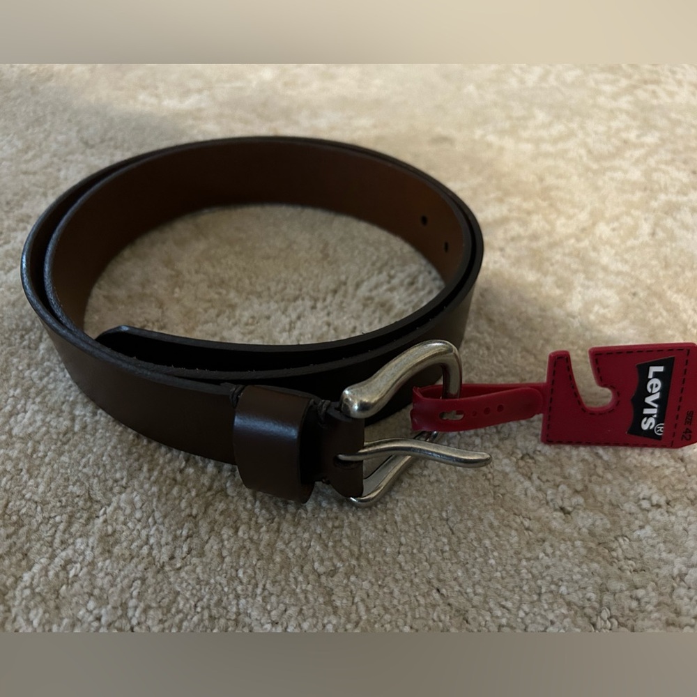 NWT Levi’s brown belt with buckle. Size 42” with adjustable holes.